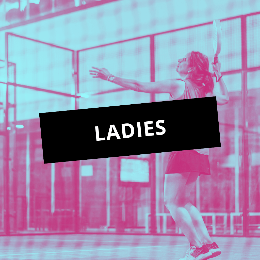 Une joueuse de padel en action sur le court, énergie et convivialité à Strasbourg