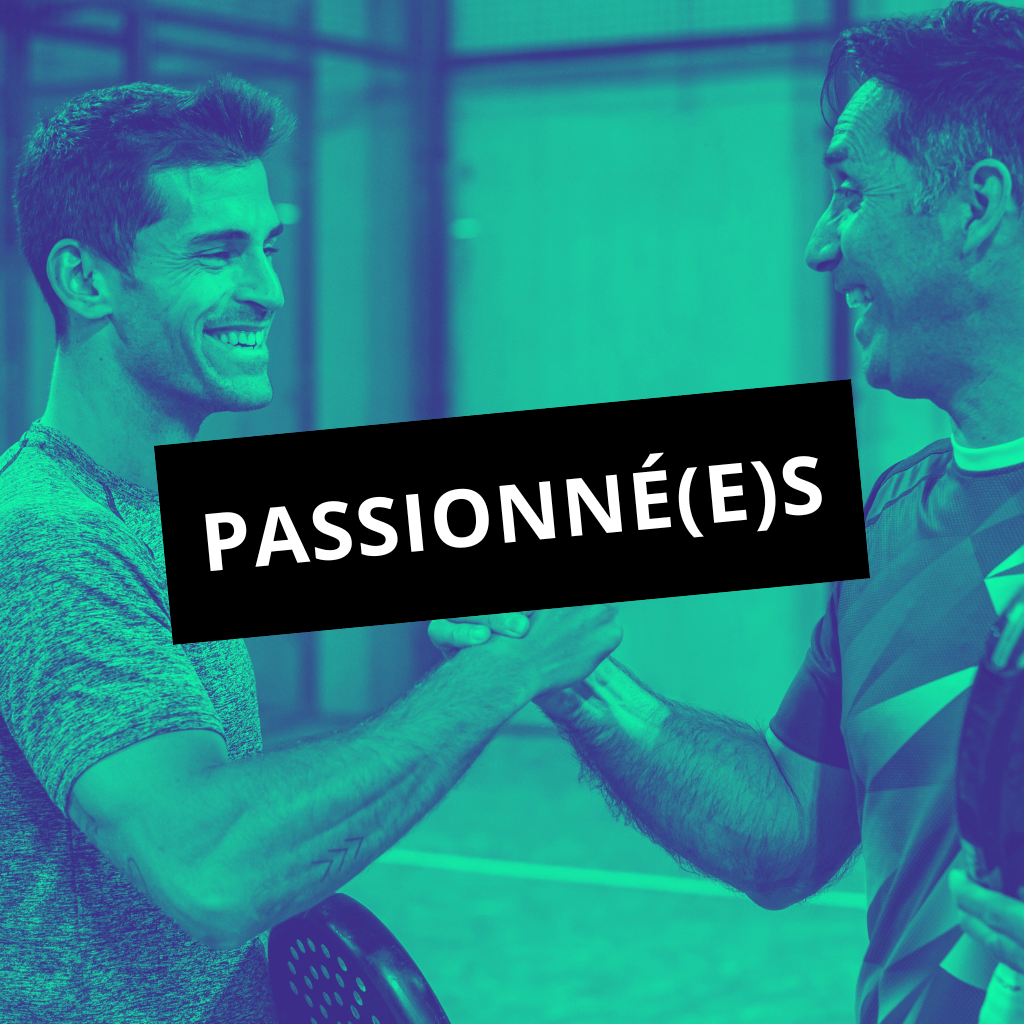 Un match de padel en double masculin, deux équipes s’affrontent sur le court à Strasbourg